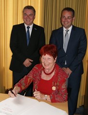 vl. Bürgermeister Ralf Baumert; Gudrun Breyer; Europaminister Peter Friedrich